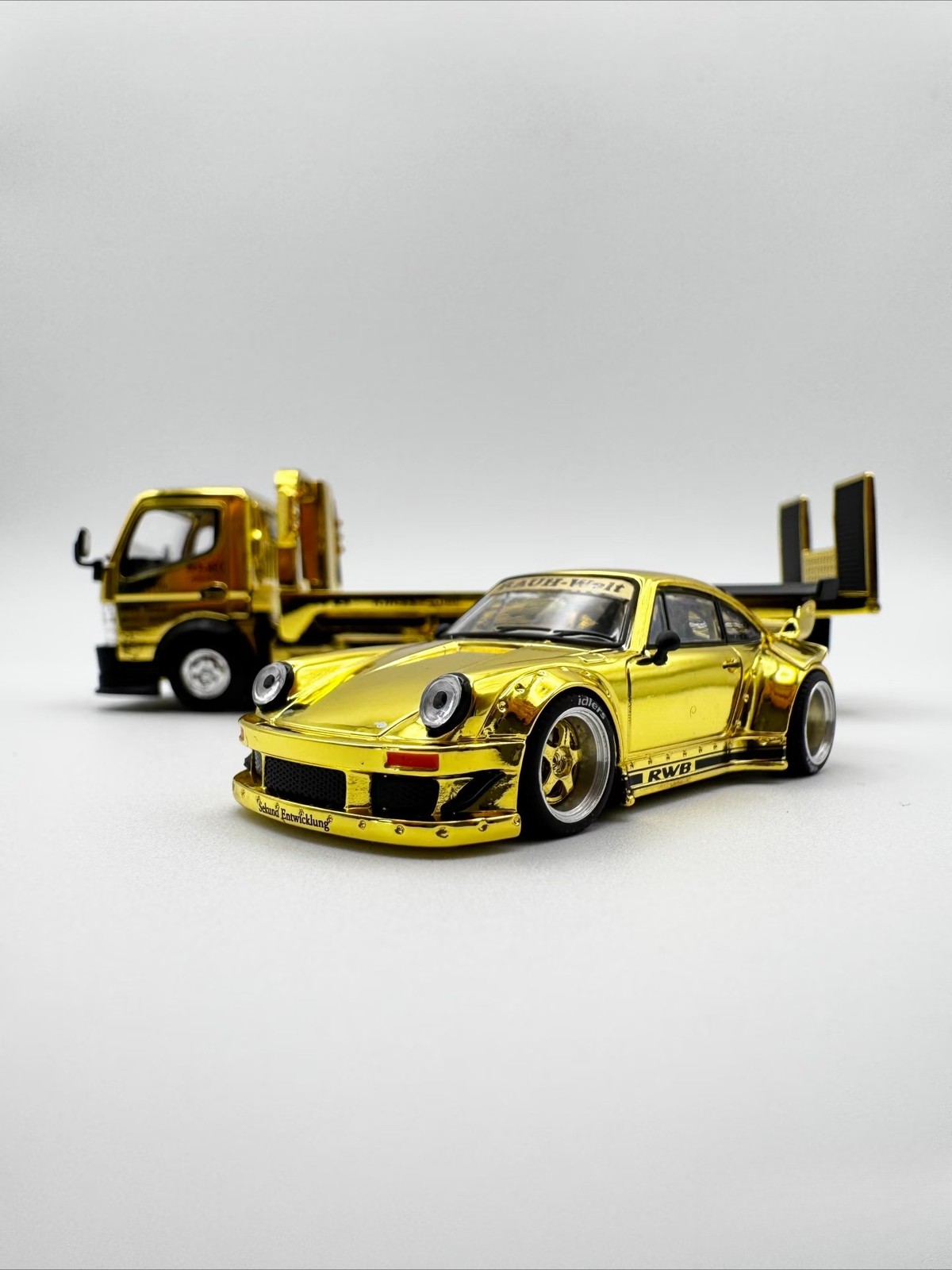 Pop Race XCartoys HEC Beijing 1/64 RWB 930 Gold Set Ltd 300 Truck Transporter