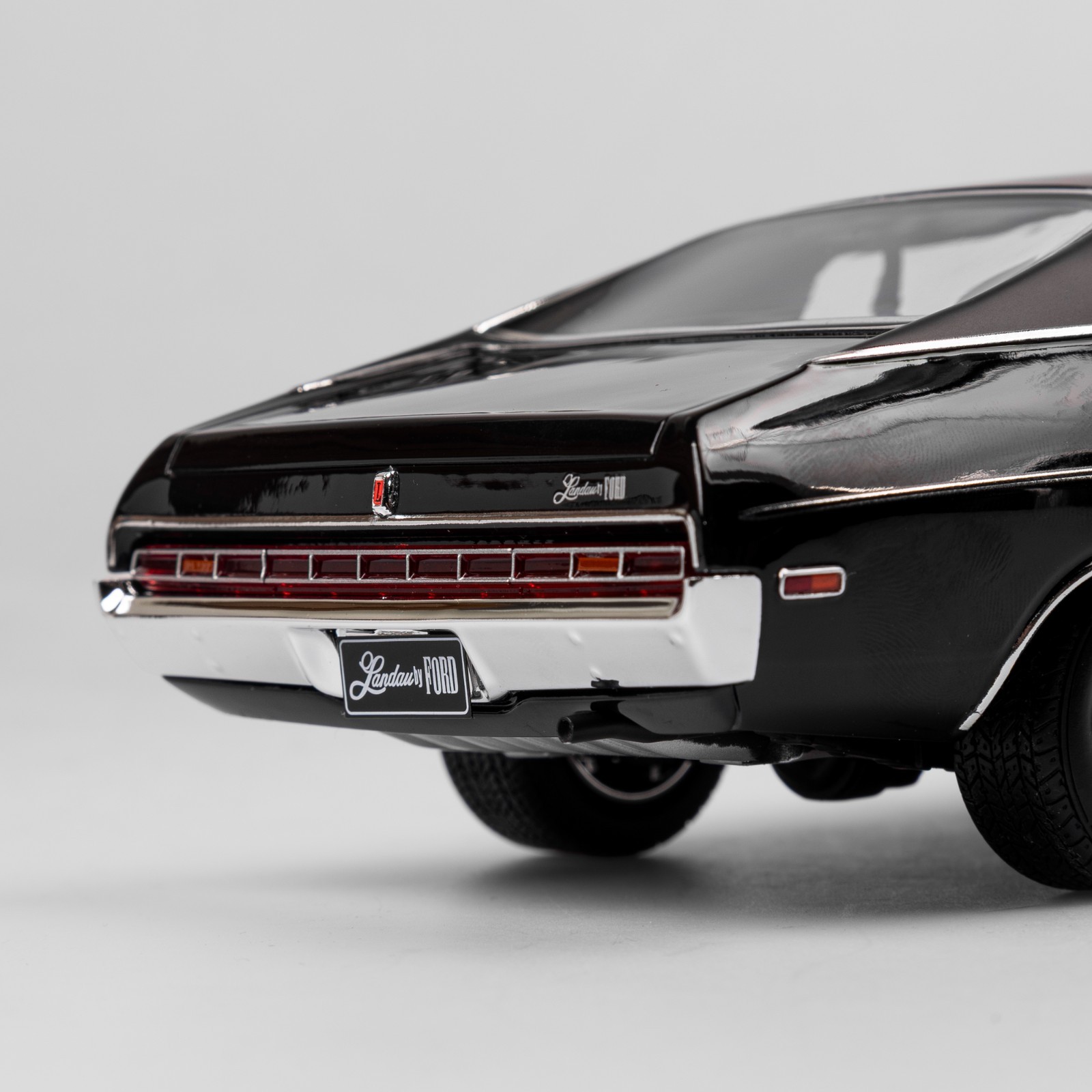 1:18 Authentic Collectables Ford P4 Landau Black Custom, Exclusive Only 240 Made