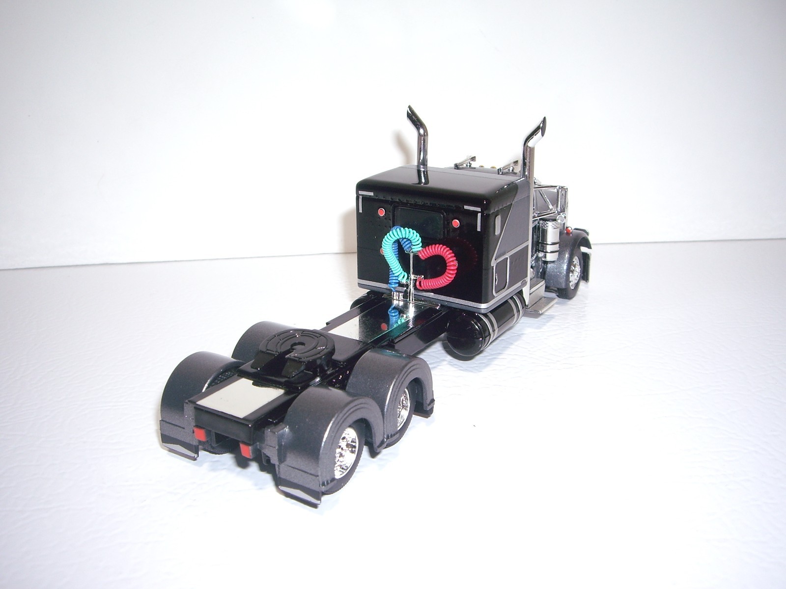 DCP FIRST GEAR 1/64 BLACK AND SILVER PETERBILT 379 WITH 63″ SLEEPER