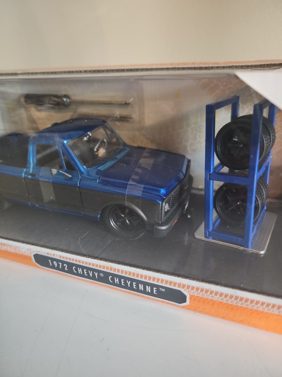 JADA TOYS JUST TRUCKS 1972 CHEVROLET CHEYENNE 1 24 SCALE DIECAST BLACK AND BLUE