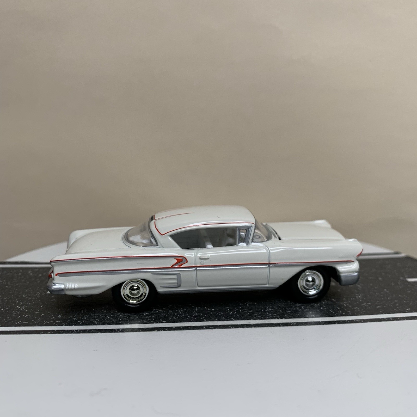 Johnny Lightning American Graffiti 1958 Chevy Impala 2-Door White Red 1:64 NM