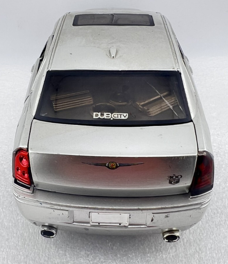 JADA 2005 Chrysler 300c Hemi 1:24 Scale Silver Metal Car Silver DUB City