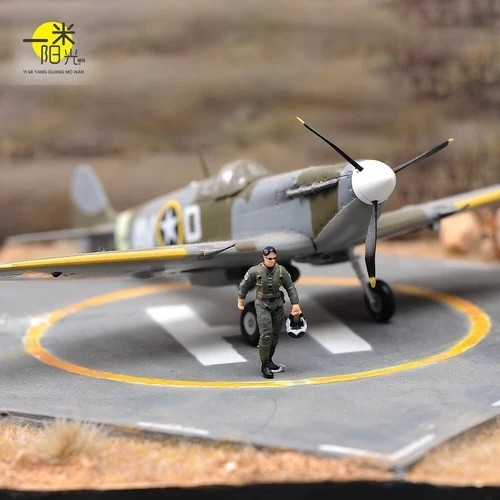 Miniatures Figure Scene Props 1/64 Male Pilot Holding a Helmet For Car Vehicle