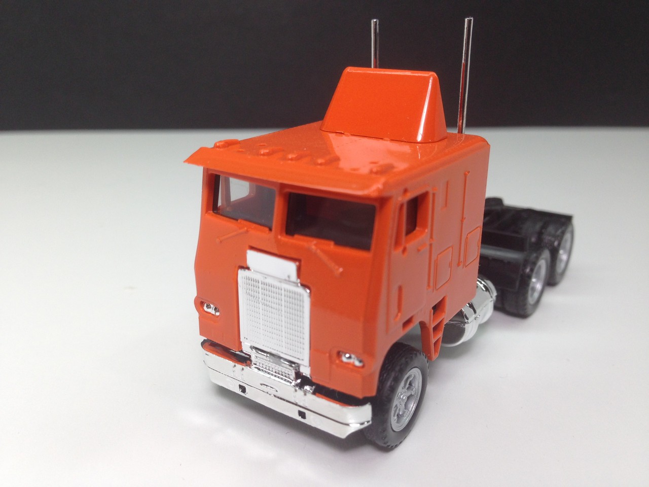 HO 1:87 Promotex # 25239 Large Freightliner COE Tractor – ORANGE