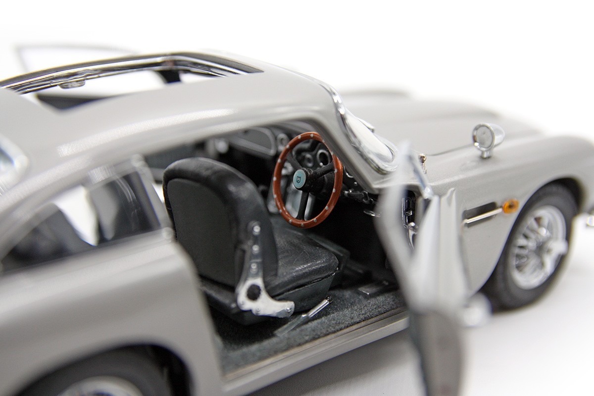 1964 Aston Martin DB5 Saloon (1:24) “James Bond 007” Silver Diecast (LOOSE), DM