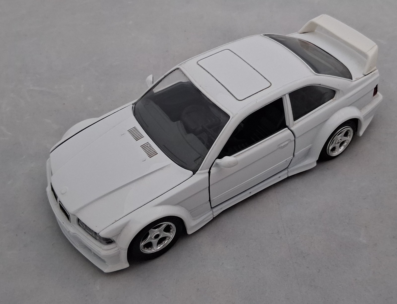 1996 BMW M3 E36 1:24 Diecast (White) : Burago
