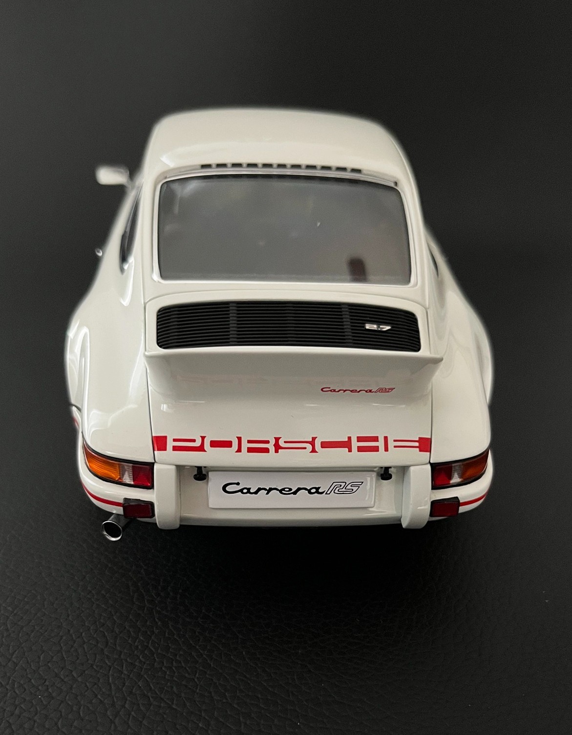 AUTOART PORSCHE 911 CARRERA 2.7 RS WHITE/RED W/ 1/18 F. PORSCHE FIGURINE