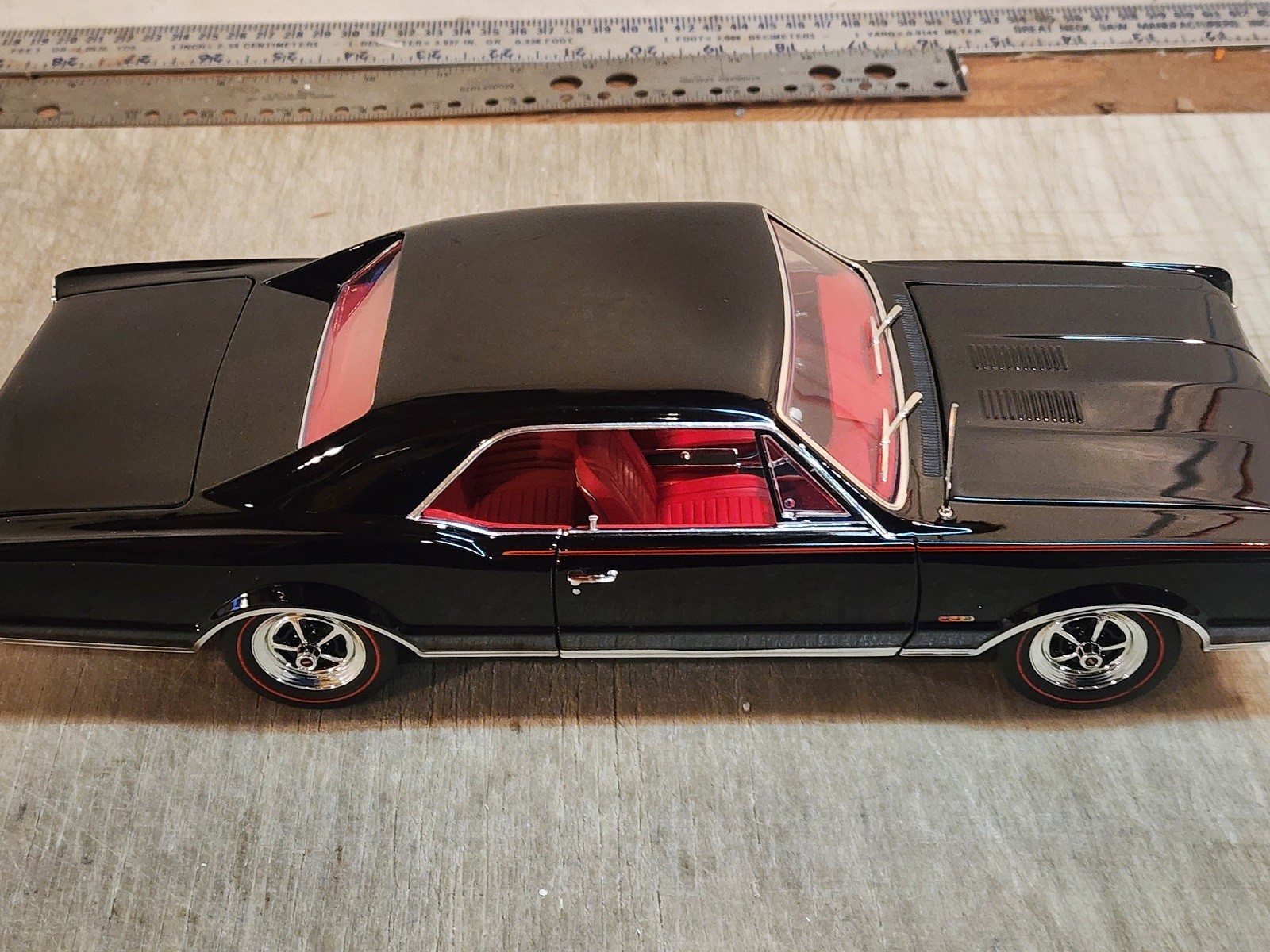 ACME 1:18 1967 OLDSMOBILE 442 W-30 BLACK RED INTERIOR – A1805622