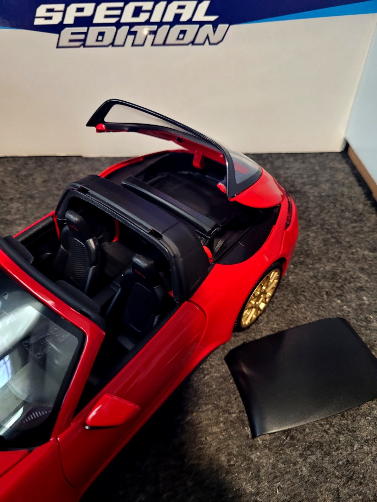 Porsche 911 Targa 4 GTS 1:18 Maisto Diecast Model Red Gold Removable Top