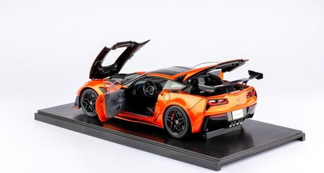 2019 Chevrolet Corvette ZR1 – Sebring Orange Tintcoat in 1:18 scale by IXO