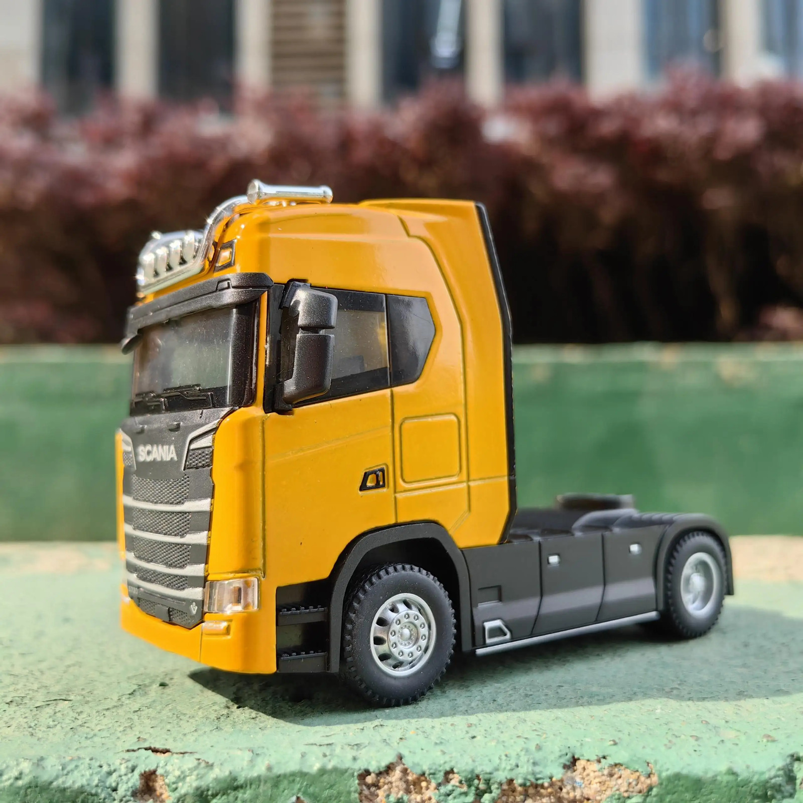 1:50 Scale Alloy Diecast Truck Model with Sound and Light for Kids