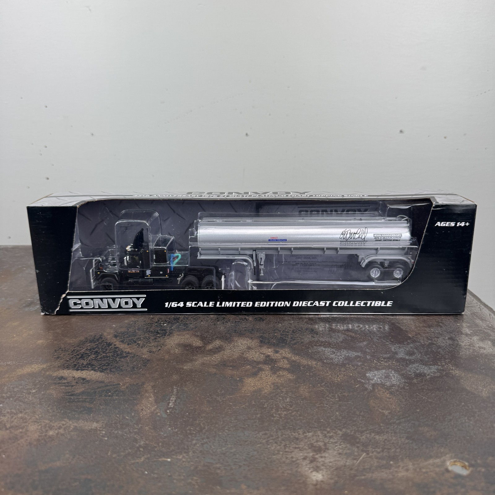 DCP R.D. Trucking CONVOY 1:64 MACK R Model Truck w/ Trailer #60-1125 R.W. McCall