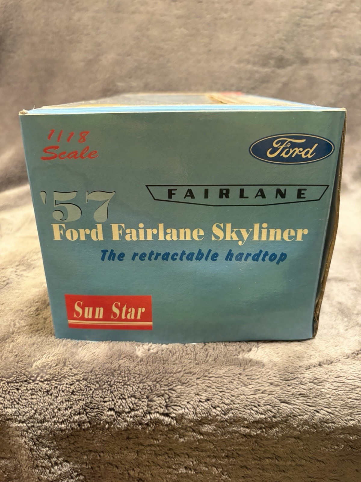 Sun Star 1957 Ford Fairlane Skyliner 1/18 Diecast Model Car – Red/White.