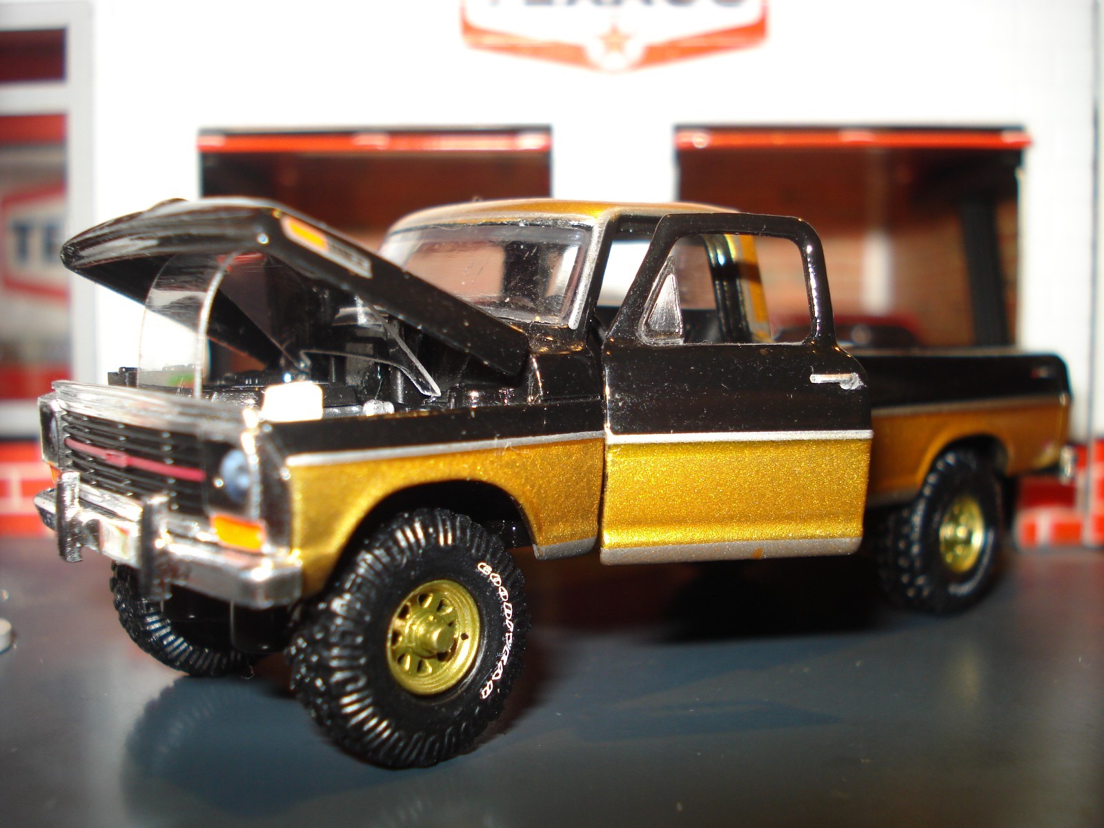 1969 FORD F-100 RANGER 4X4 LONG BOX PICKUP CUSTOM LIMITED EDITION 1/64 M2