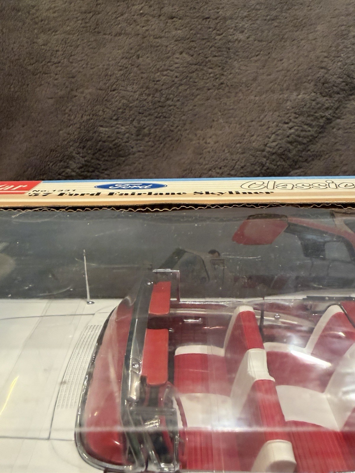 Sun Star 1957 Ford Fairlane Skyliner 1/18 Diecast Model Car – Red/White.