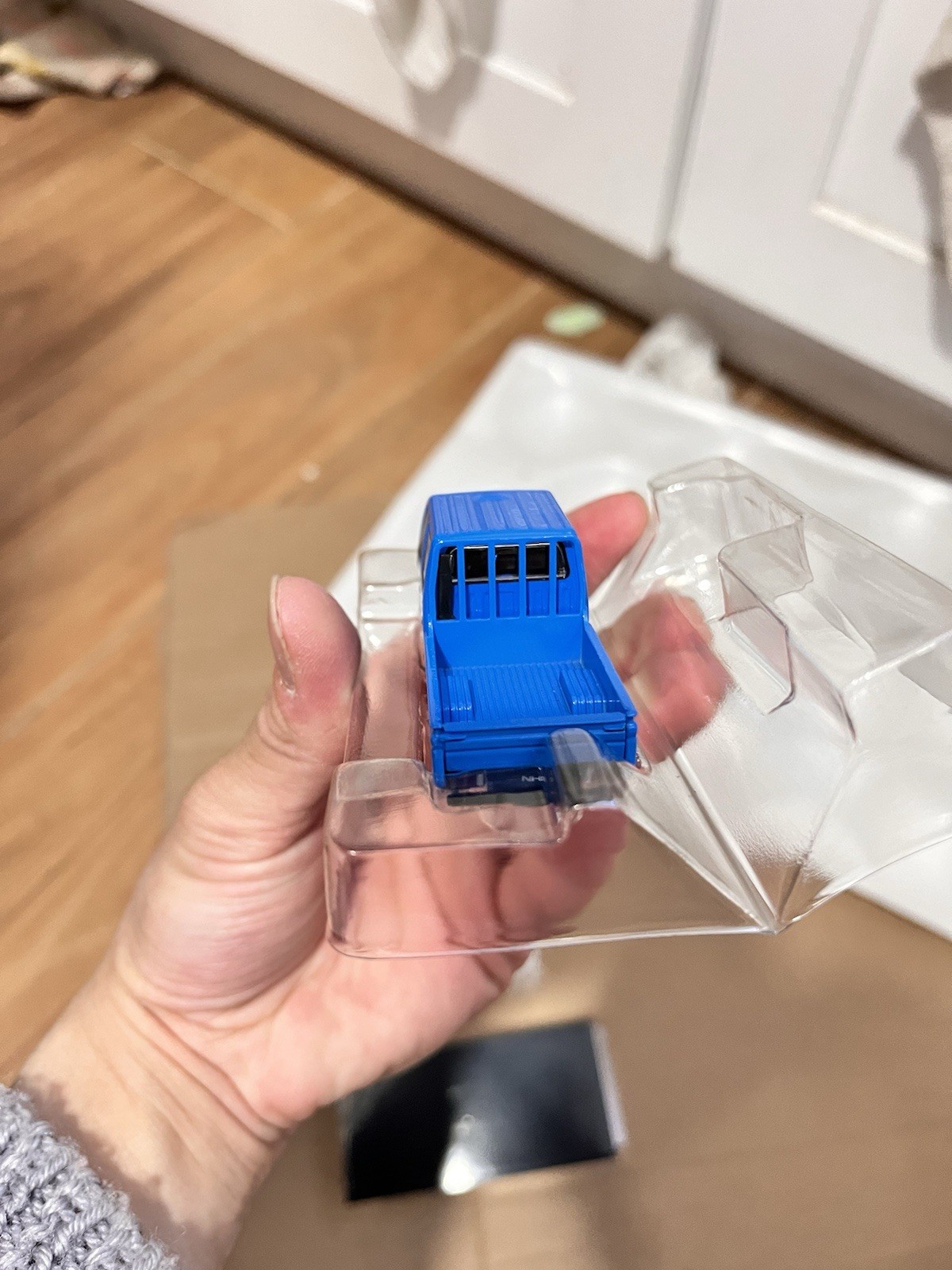 1:64 Scale Isuzu NHR LHD Blue Cargo Truck Diecast Model Car