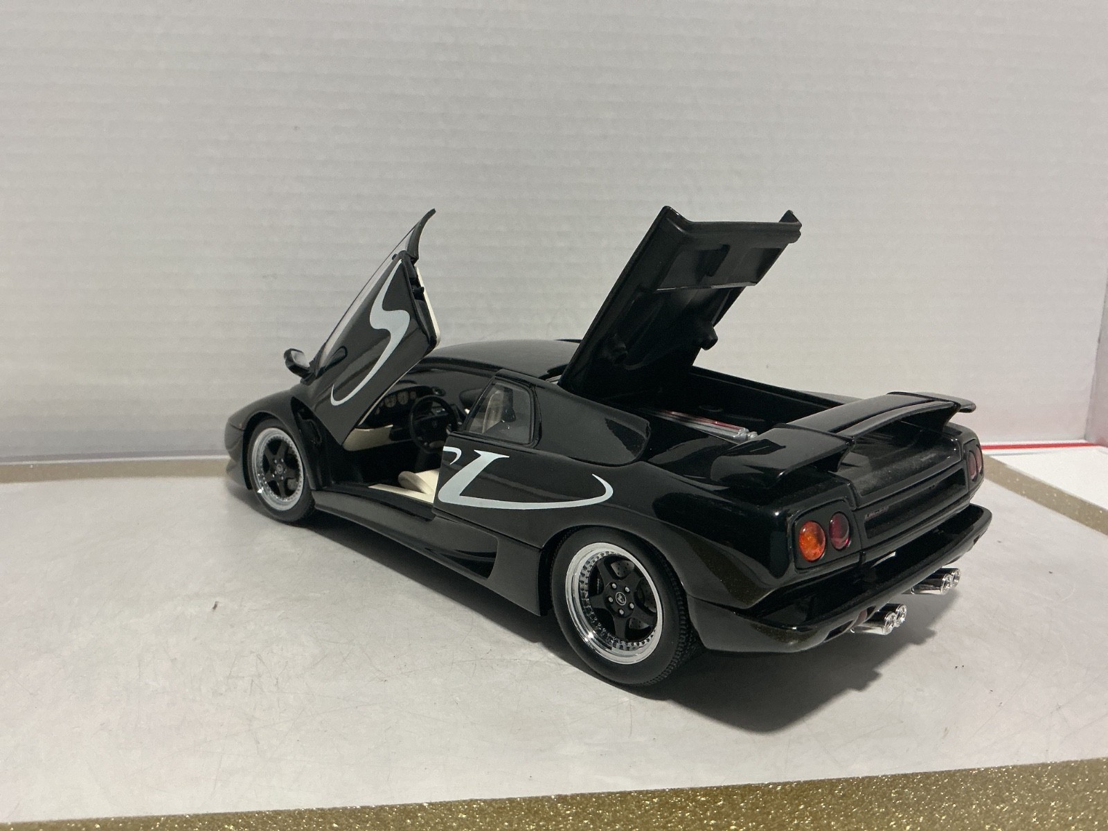 1/18 AUTO ART LAMBORGHINI DIABLO BLACK ON TAN