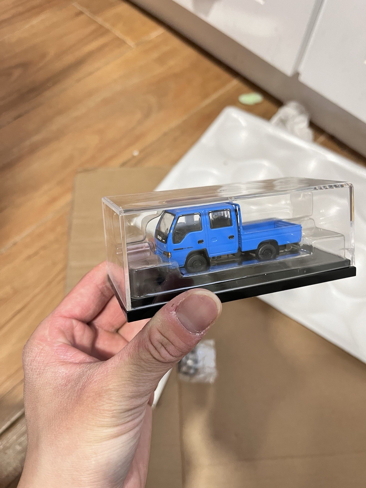 1:64 Scale Isuzu NHR LHD Blue Cargo Truck Diecast Model Car