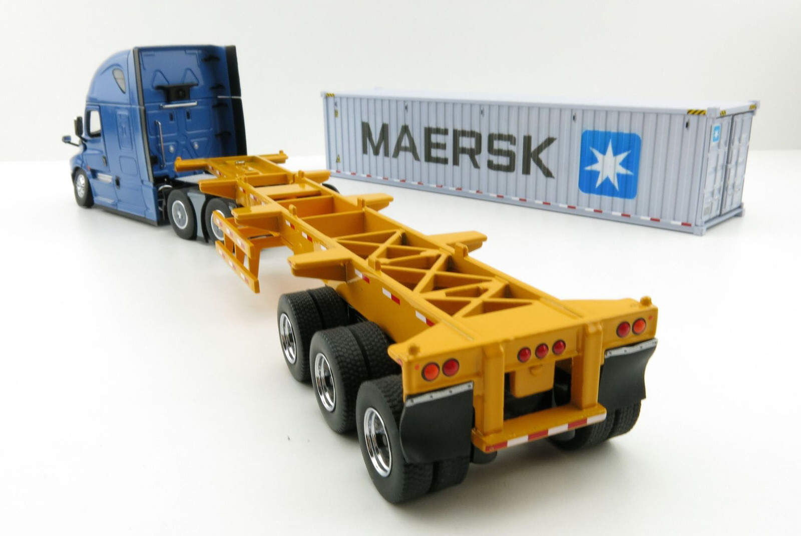 Diecast Masters 71048 Freightliner Cascadia Blue Skel 40ft Sea Container 1:50