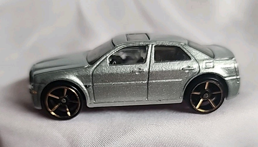 DCC 2005 Chrysler 300c Hemi In Silver Vintage Diecast Car 1:64