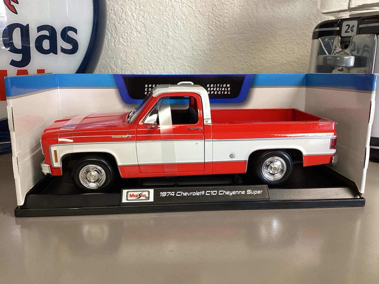 Maisto 1974 Chevrolet C/10 Cheyenne Super Red 1:18 Scale Special Edition Diecast