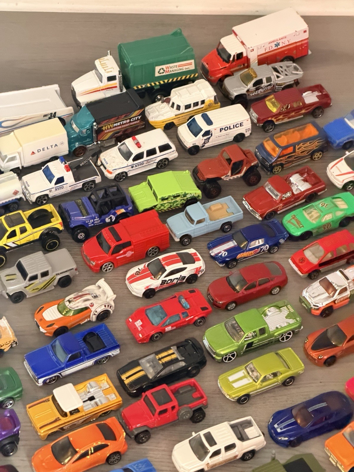 Large (126 pieces) collection of loose die-cast , plastic toy cars. Various size