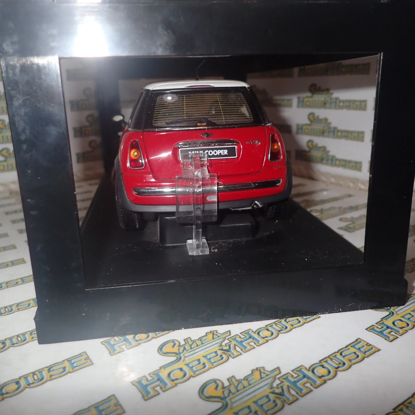 AutoArt 74822 – 1/18 Scale – BMW Mini Cooper Red
