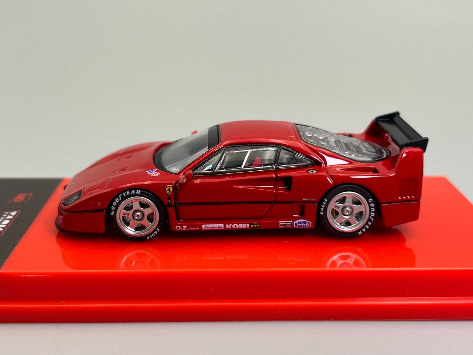 Ferrari F40 Rosso Corsa Tarmac Works Road64 1/64 scale with Display Case