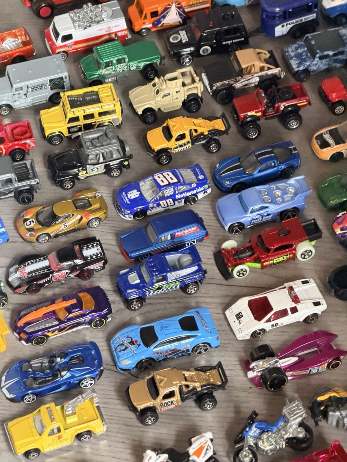 Large (126 pieces) collection of loose die-cast , plastic toy cars. Various size