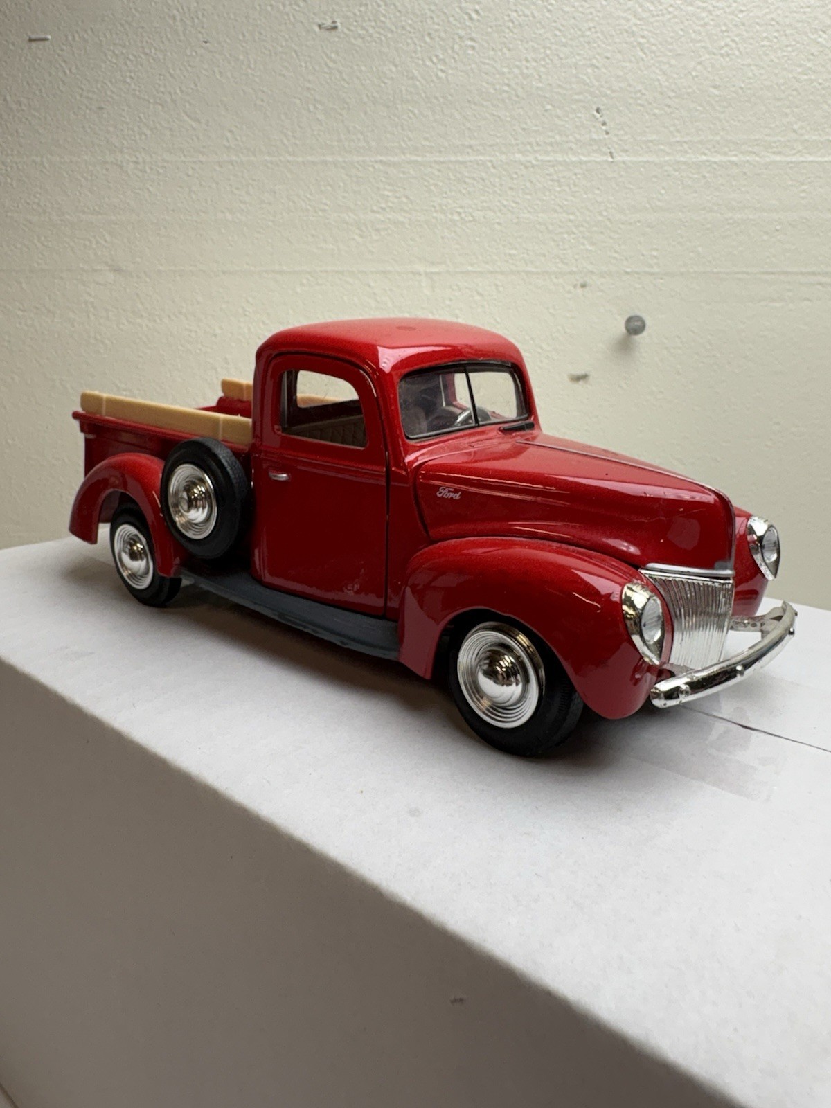 1940 Red Ford Pickup Truck – 1:24 Scale Diecast Motormax, No. 68062