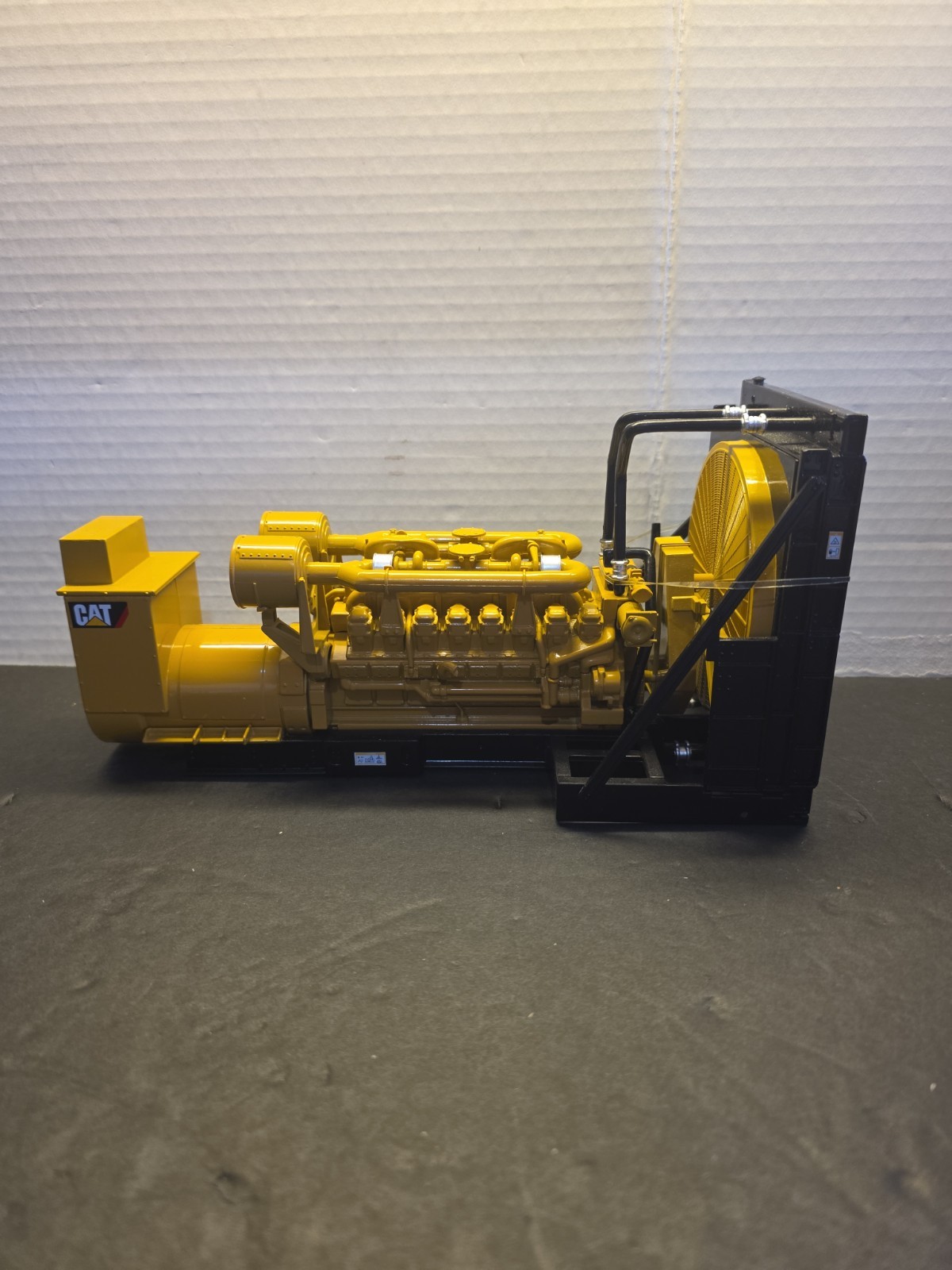 CAT CATERPILLAR 3516B ENGINE GENERATOR 1/25 MODEL BY DIECAST MASTERS