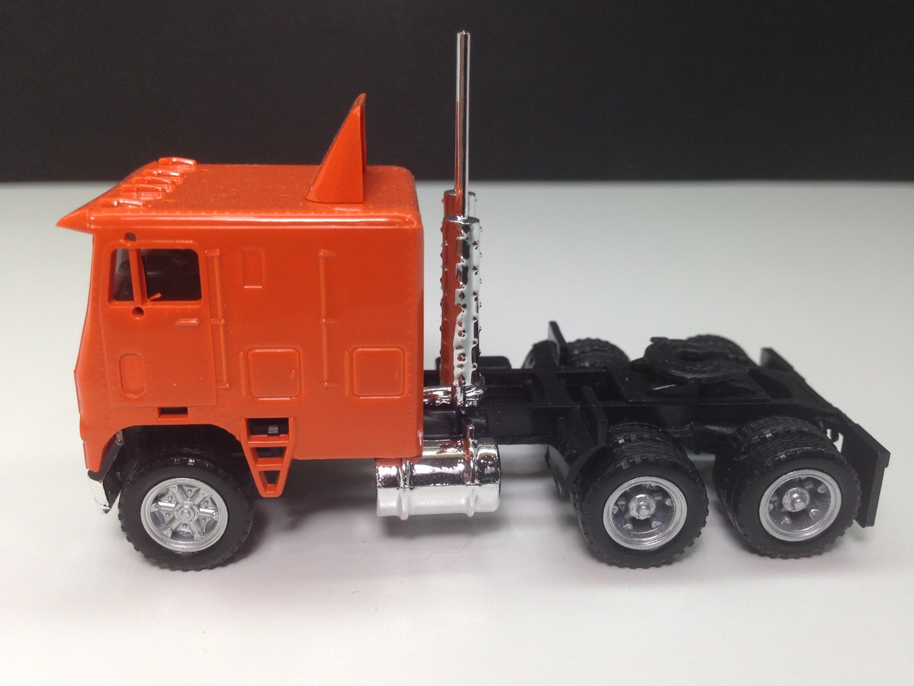 HO 1:87 Promotex # 25239 Large Freightliner COE Tractor – ORANGE
