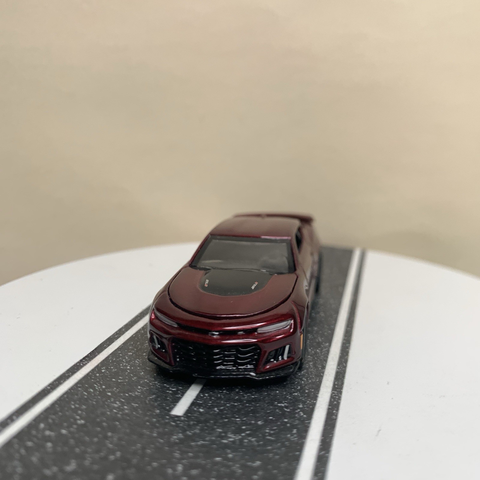 Auto World Modern Muscle 16-24 2022 Chevy Camaro ZL1 Dark Red Metallic 1:64 NM