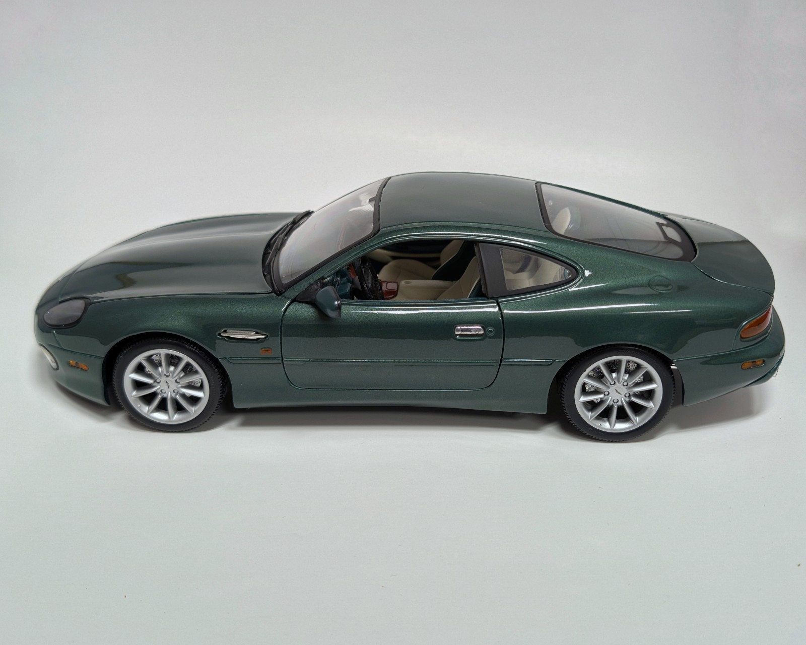 Maisto 1:18 Aston Martin DB7 Vantage Diecast Model Car – Metallic Green – Detail