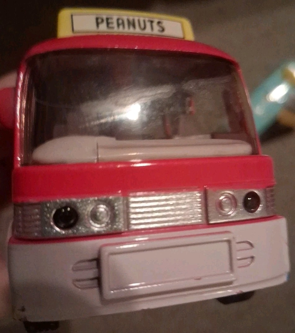Peanuts Snoopy Diecast Pull-Back Bus Lot Of 2 Pink & Light Blue Charlie Brown