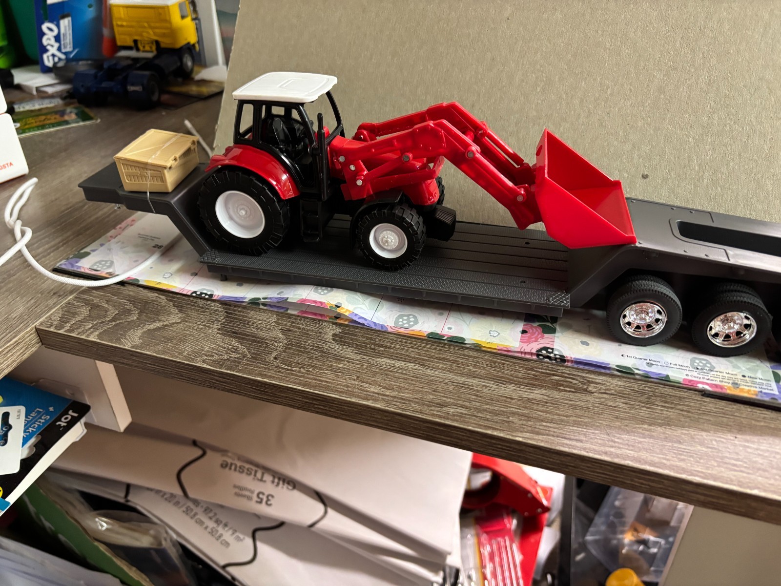 1/32 NEW RAY NEW GRAY LOW BOY W/ TRACTOR ,NO PACKAGING # C 587