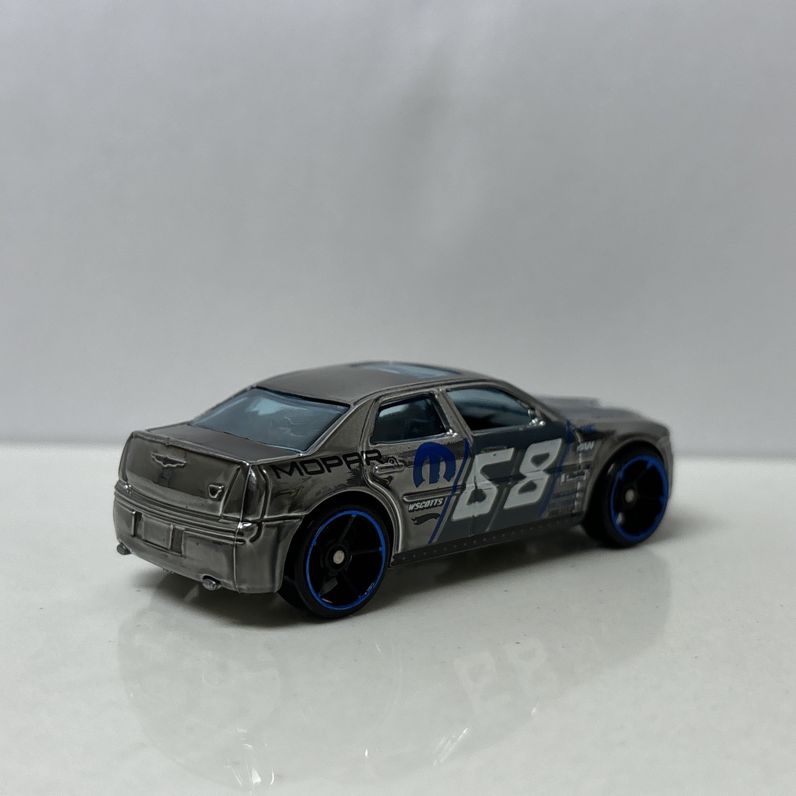 2005 05 Chrysler 300C HEMI Collectible 1/64 Scale Diecast Diorama Model