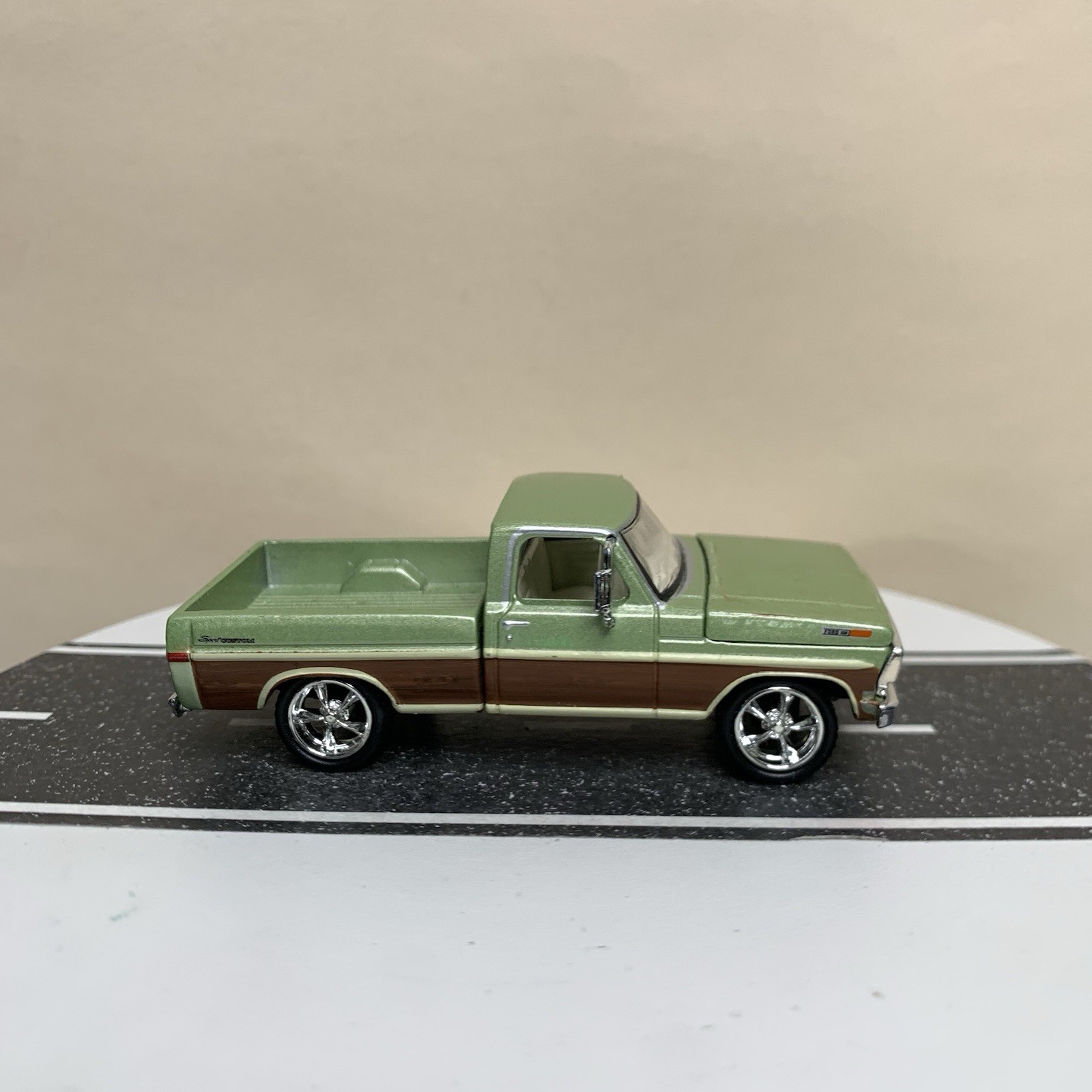 Greenlight 1972 Ford F-100 Pickup Truck Green w/Wood Panel Detail 1:64 NM