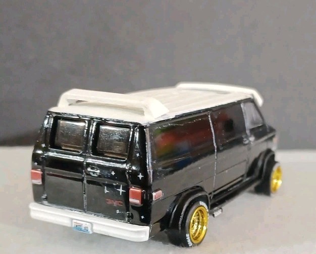 Greenlight ( CUSTOM) 1978 GMC VANDURA VAN