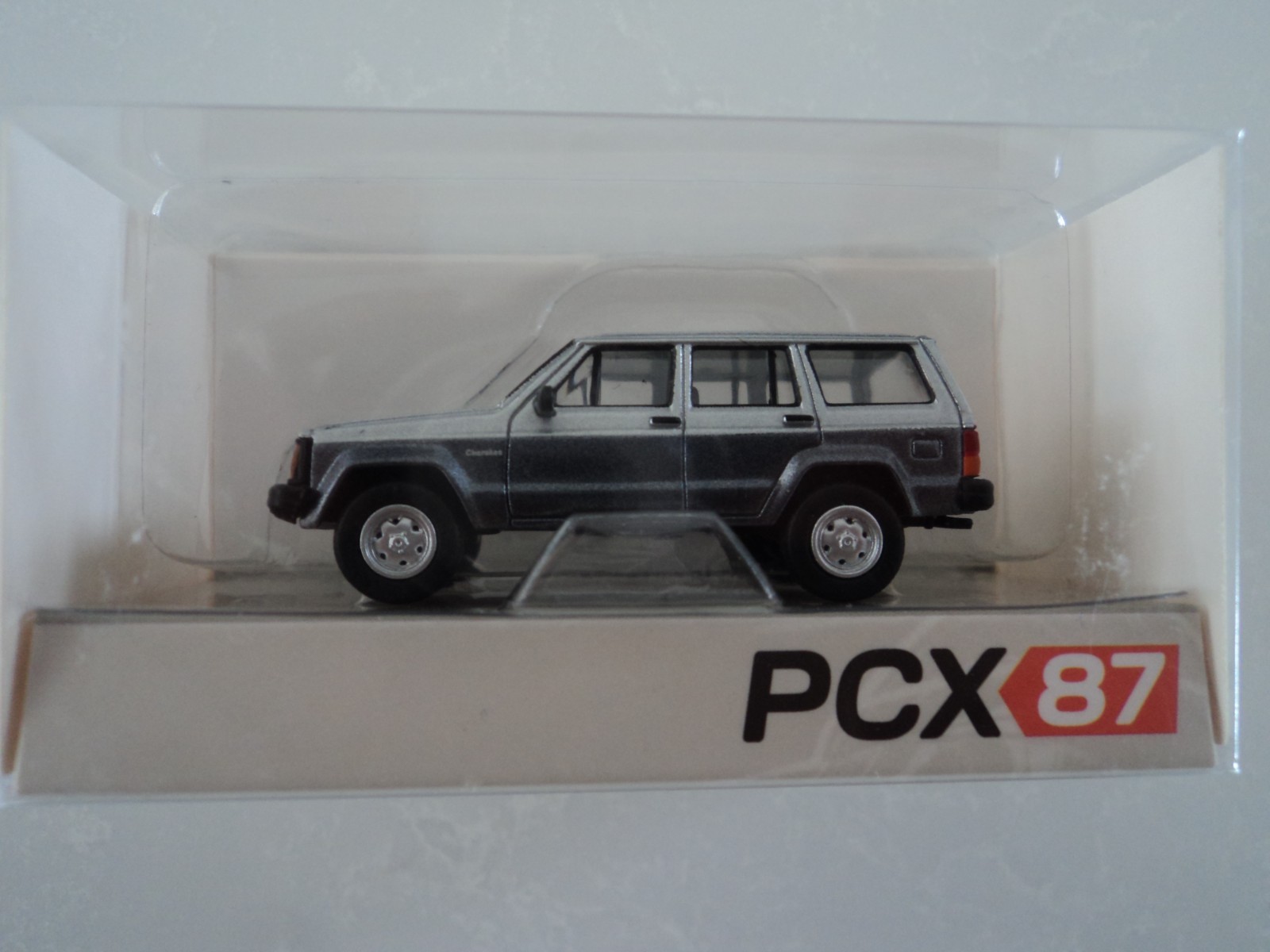 PCX87 / BREKINA 1984 JEEP CHEROKEE GRAY / DARK GRAY HO 1/87 PLASTIC