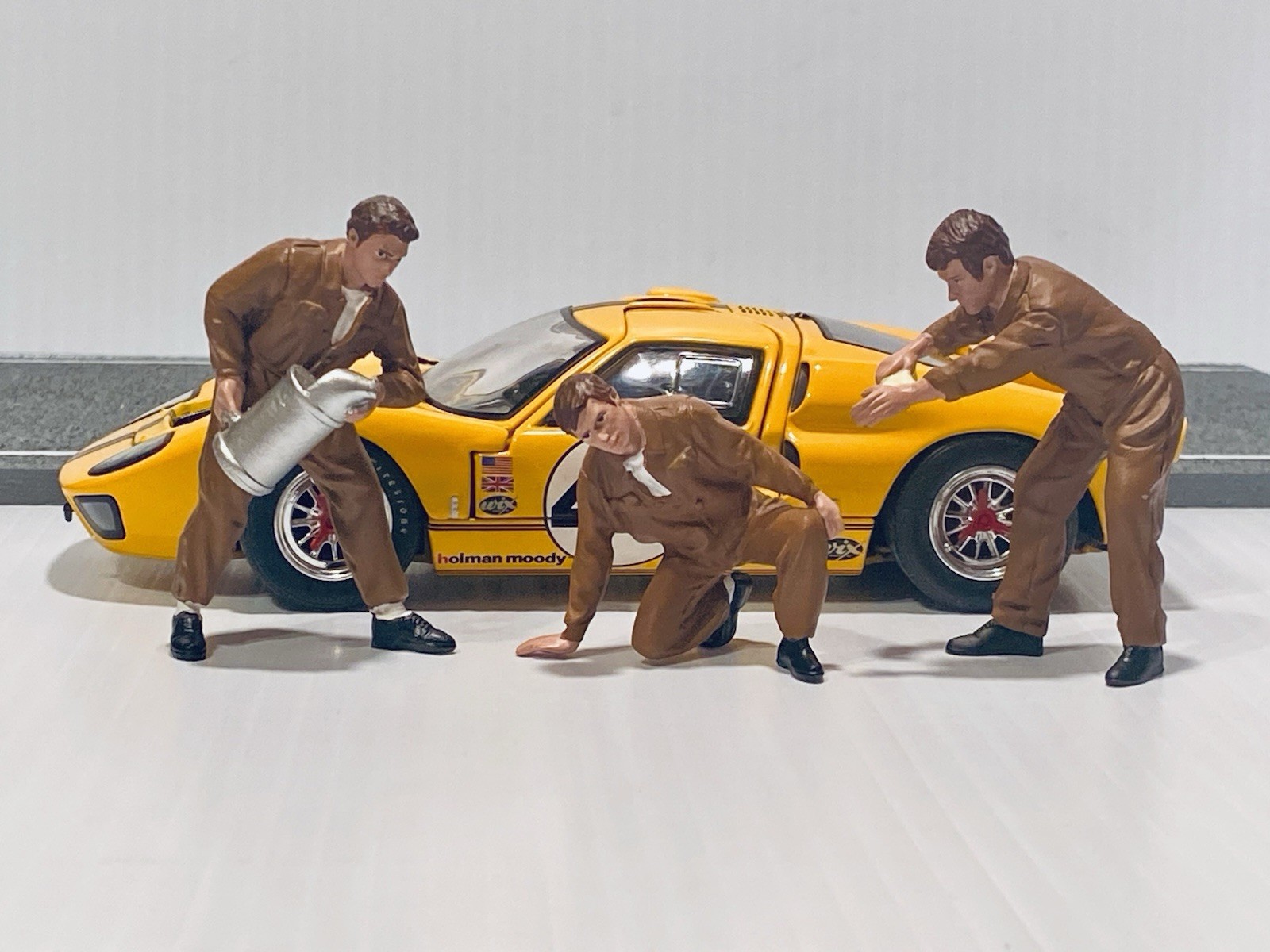 Wix 1966 Ford GT40 + 3 American Diorama Race Day Crew + Custom Showcase 1:24