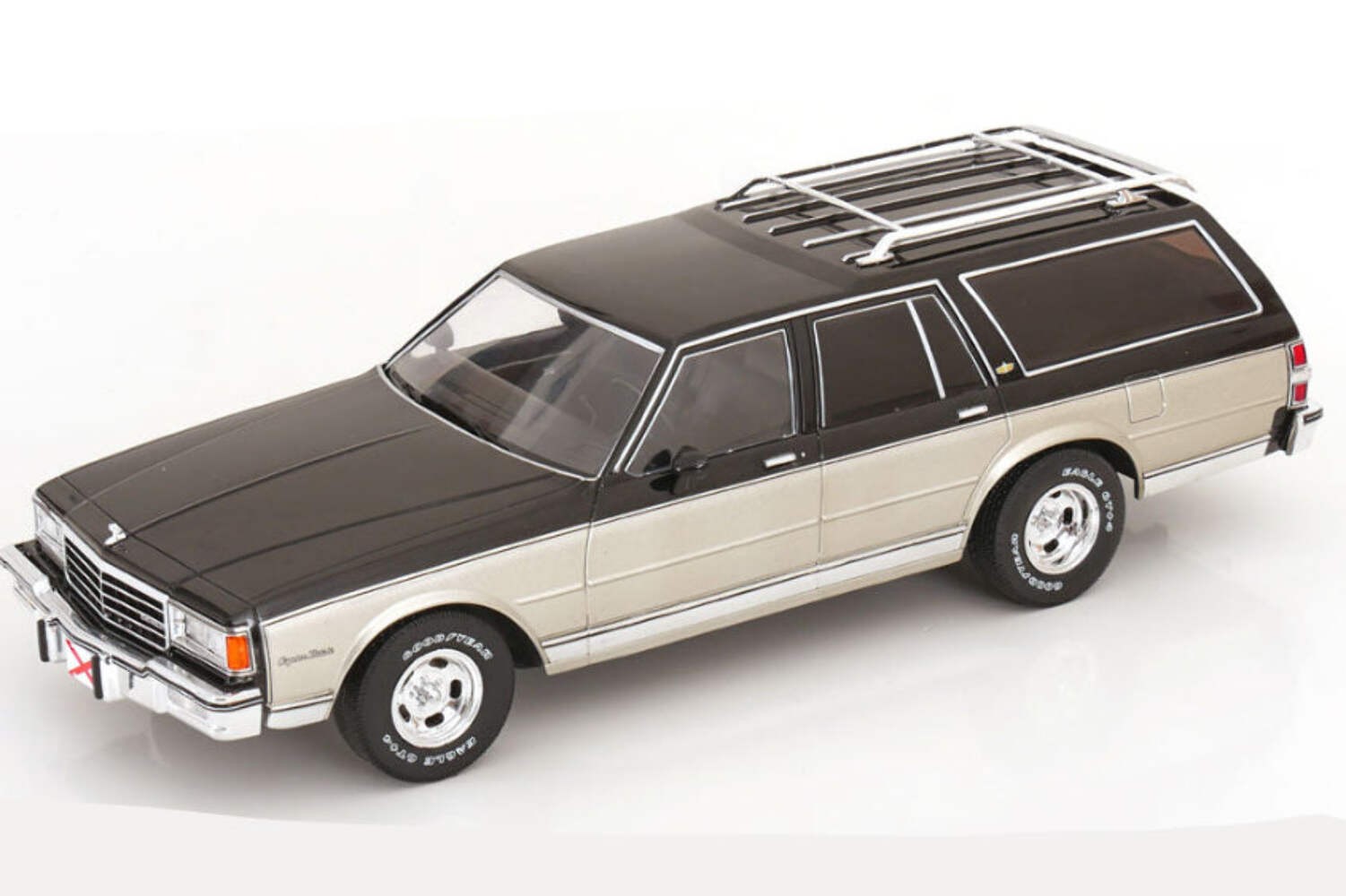 MCG 1985 Chevrolet Caprice Station Wagon Grey & Silver 2-Tone 1:18 MCG18478
