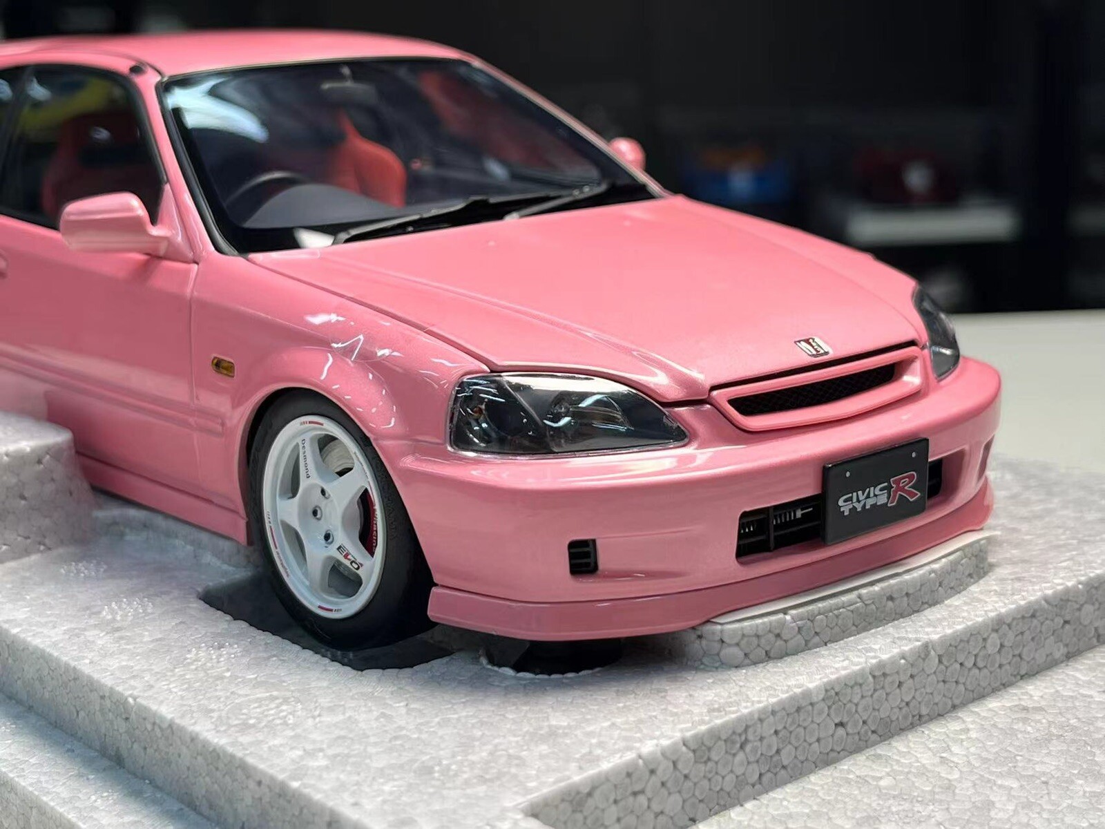 Motorhelix 1/18 honda civic type r EK9 In Light Pink