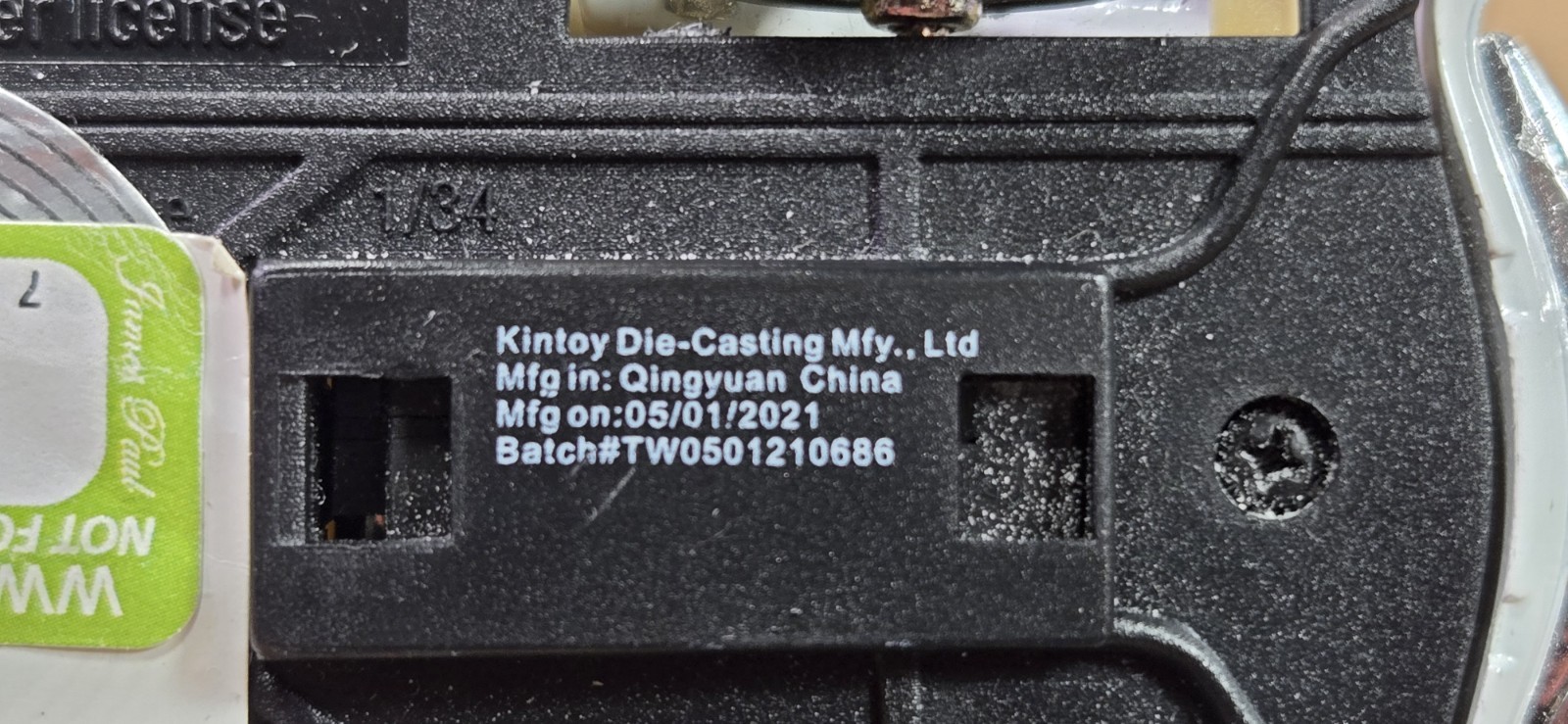 Kintoy Mfg. 1957 Chevrolet White and Red Corvette Die-Cast Car – 1:34 Scale