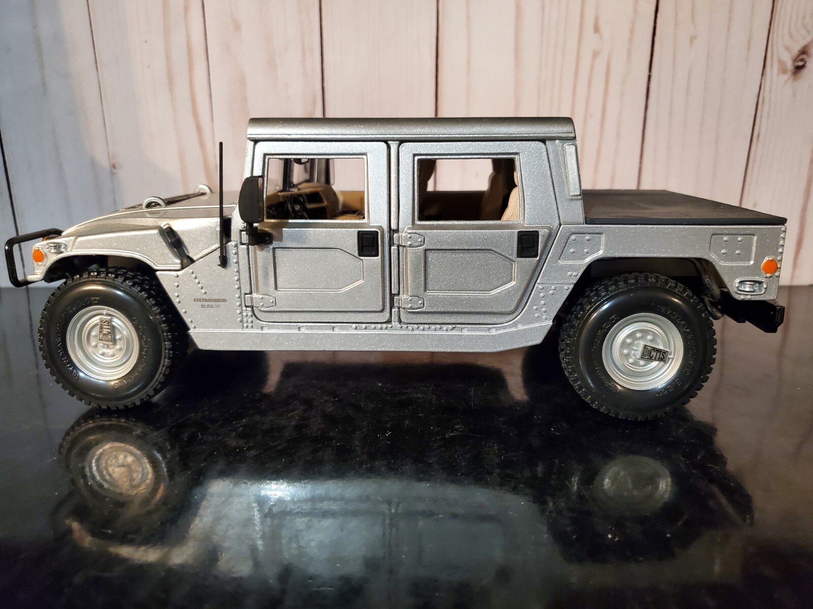 Maisto Hummer Hard Top 4×4 1:18 Scale Diecast Model Truck Military Humvee Silver