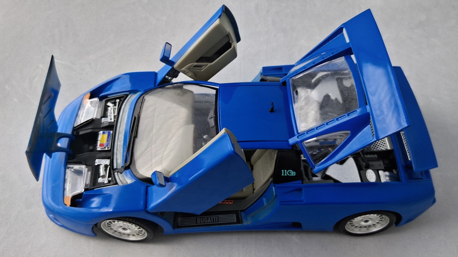 1991 Bugatti EB 110 1:18 Diecast (Blue) : Burago
