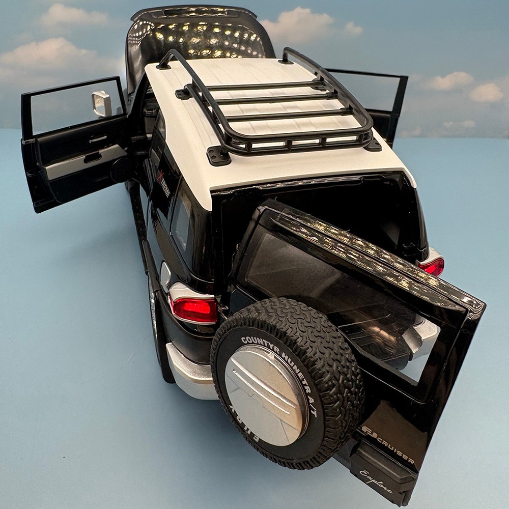 2007/2014 TOYOTA FJ Cruiser 1:24 Diecast – Officially Licensed – Black With Box
