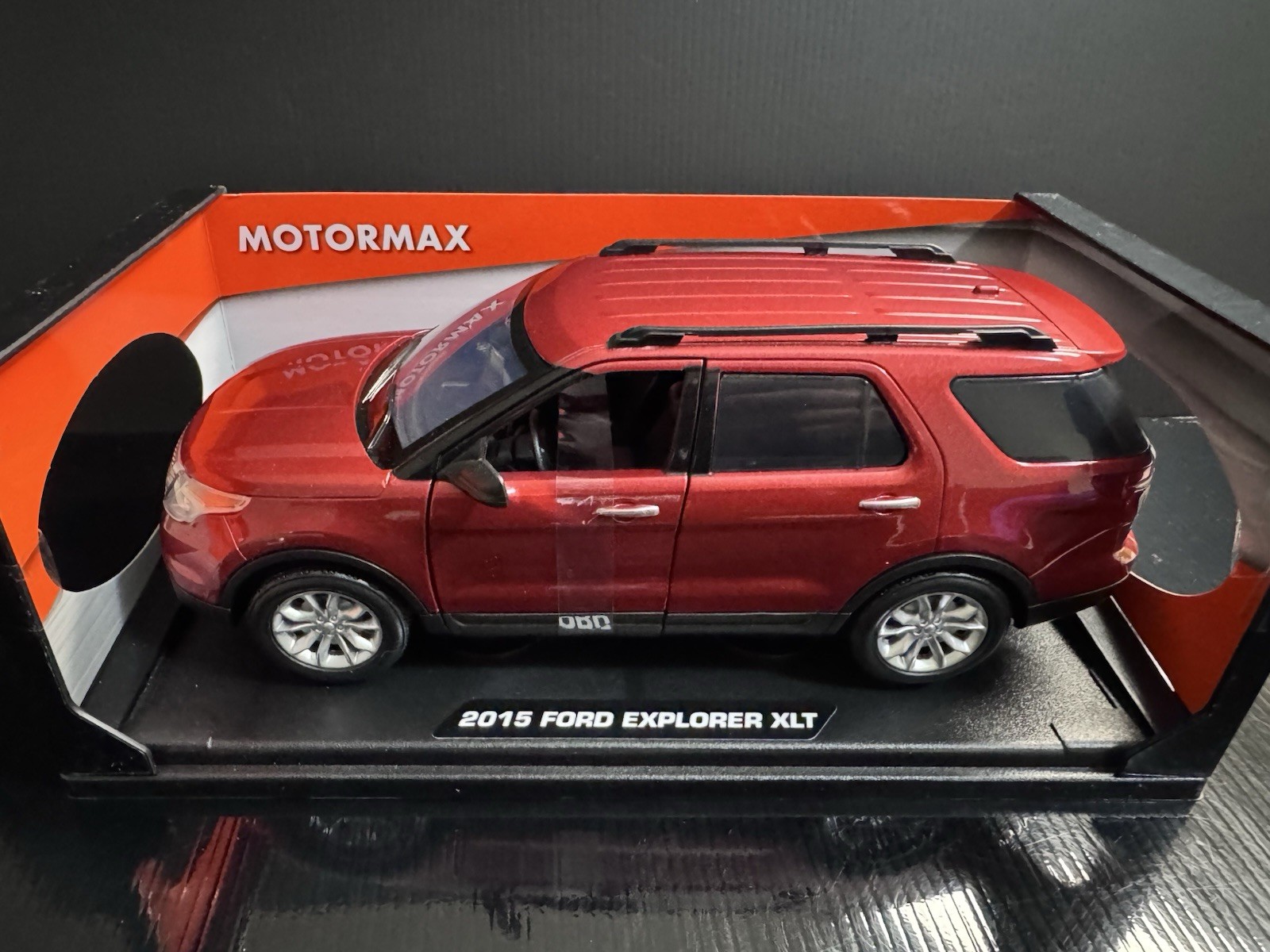 2015 Ford Explorer XLT Red Metallic 1/18 Motormax HTF Us Seller !