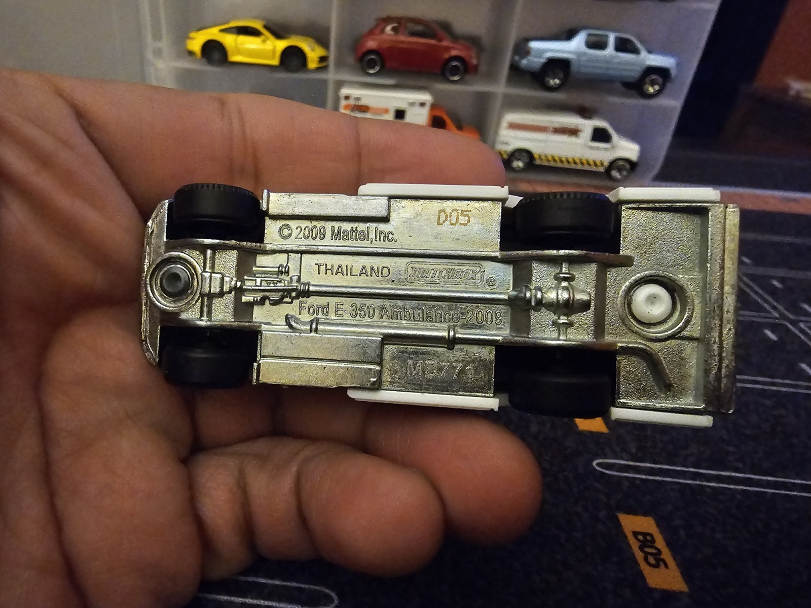 Matchbox Ford E-350 Ambulance white 1/64