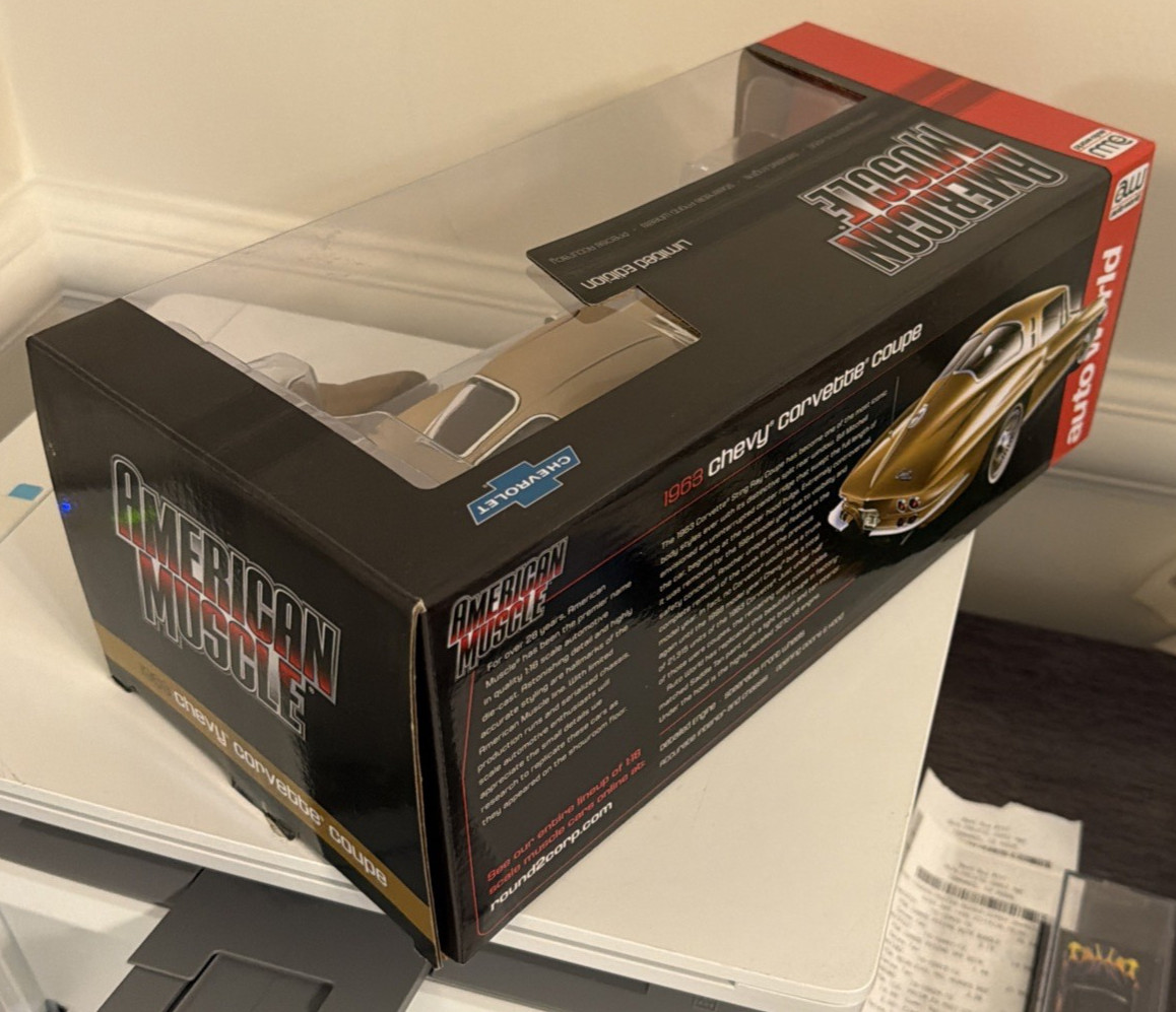 AW 1:18 AUTO WORLD- 1961 CHEVY CORVETTE COUPE DIE-CAST METAL